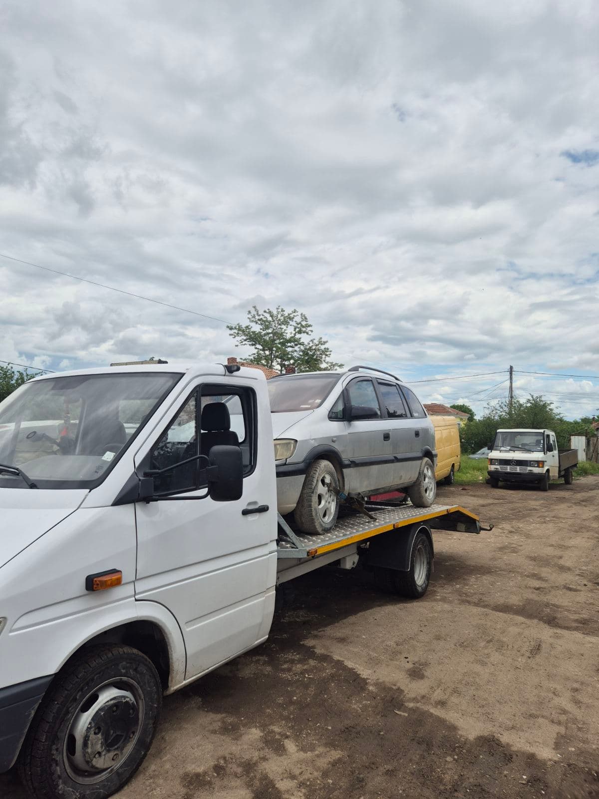 Репатрак вози изкупен автомобил към площадката край Маноле